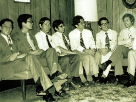 「半夜美國警察來敲門，因鄰居以為我們是偷渡客！」RCA種子成員邱羅火憶當年赴美艱辛，晚上睡地板就睡了六個月